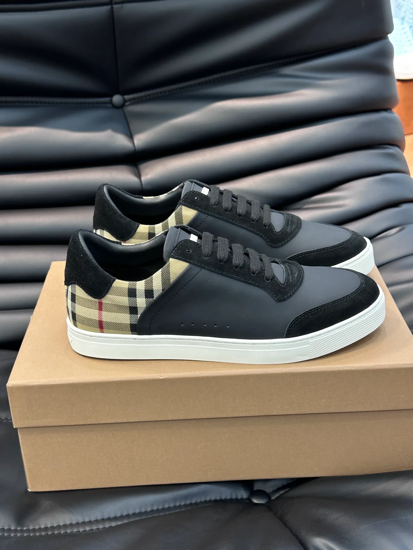 Men's shoes 💰p380 Men's classic low-top sneakers from "burberr*" are reinterpreted with Vintage retro plaid cotton and cowhide materials, and are decorated with a new brand logo. First-layer sheepskin lining, embossed Burberry lettering logo on the heel, T men's shoes 💰pU original outsole! Size: 38-44 (45 46 customized)